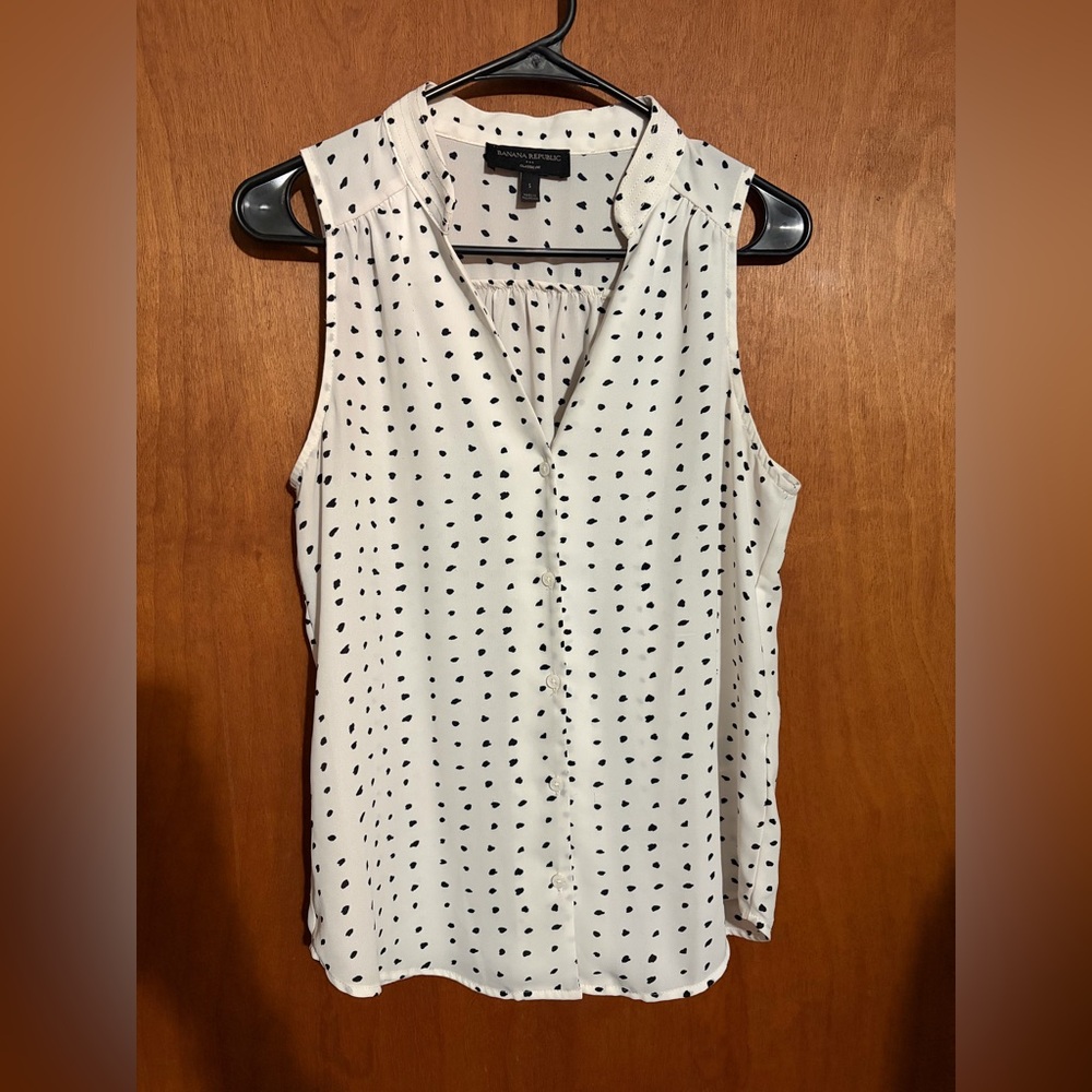 Banana Republic Sleeveless Button-Down White and Black Polka Dot Blouse